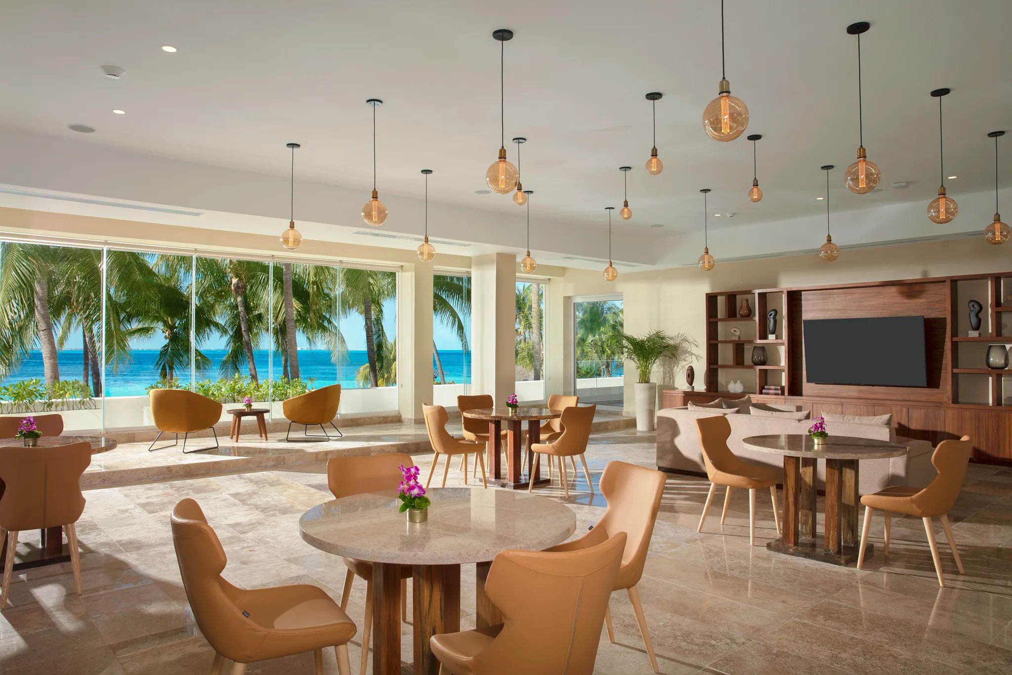 Preferred Club Lounge Bar at Dreams Sands Cancun Resort & Spa featuring upscale lounge seating, premium cocktails, and elegant contemporary décor.