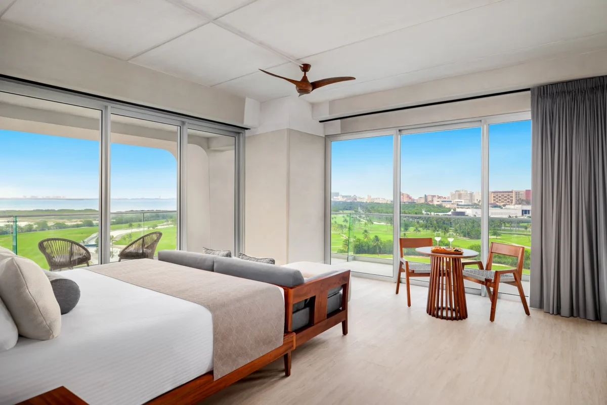 Vantage Club Corner Suite Golf & Ocean View with king bed, lounge area, and panoramic balcony views at Hyatt Vivid Grand Island.