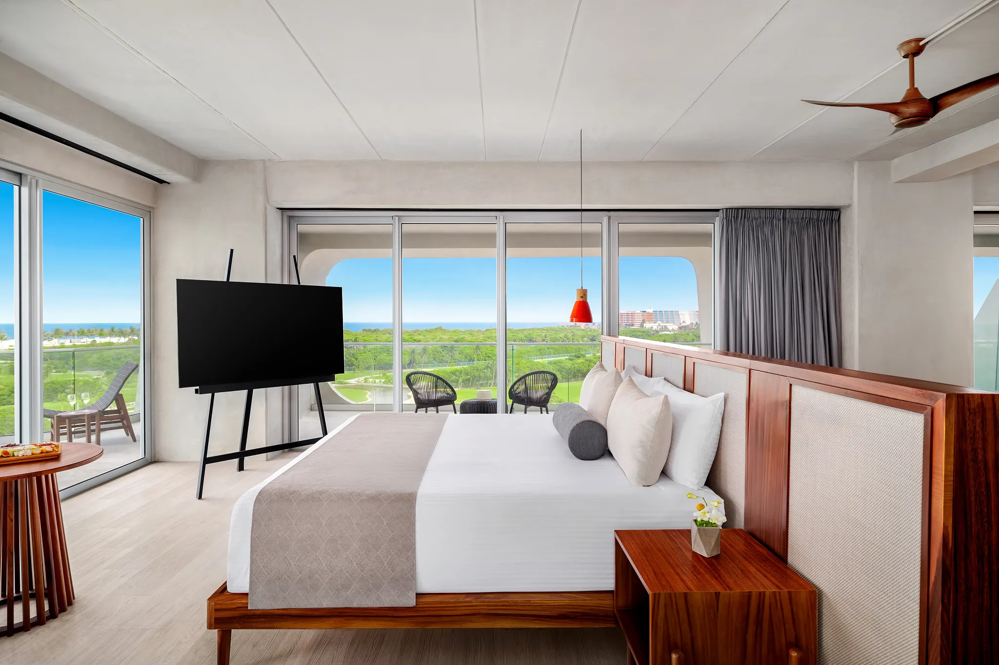 Vantage Club Master Suite bedroom with king bed, floor-to-ceiling windows, and golf and ocean views at Hyatt Vivid Grand Island.