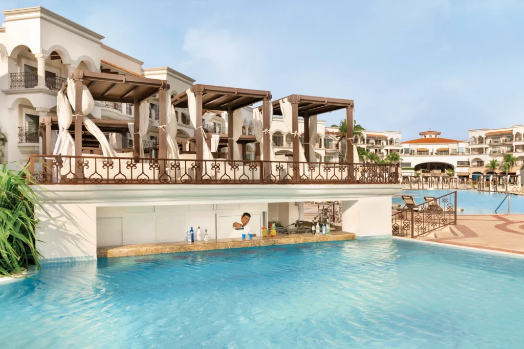 Trade Winds bar at Hyatt Vivid Playa del Carmen featuring a stylish open-air lounge, handcrafted cocktails, and relaxed tropical ambiance.