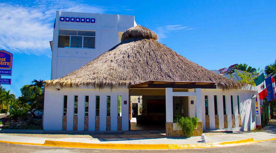 Best Western Posada Chahue budget-friendly hotel in Huatulco with pool courtyard and convenient location near Chahue Bay.