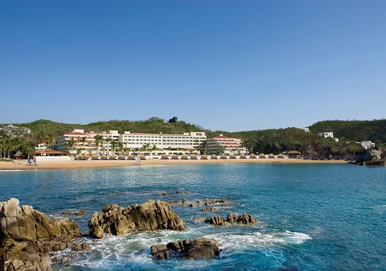 Dreams Huatulco Resort and Spa family-friendly all-inclusive with beachfront pools, kids club, and tropical gardens in Huatulco, Mexico.