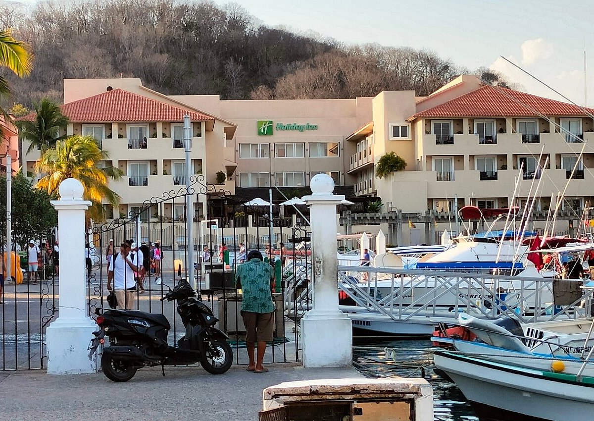 Holiday Inn Huatulco budget-friendly hotel near Tangolunda Bay with pool and comfortable accommodations in Huatulco, Mexico.
