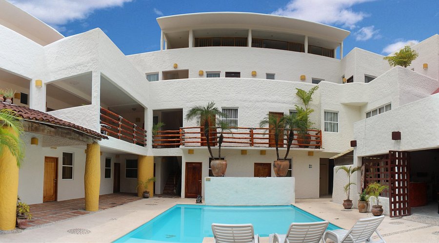 Hotel Plaza Huatulco budget-friendly hotel near La Crucecita town center with pool and garden setting in Huatulco, Mexico.