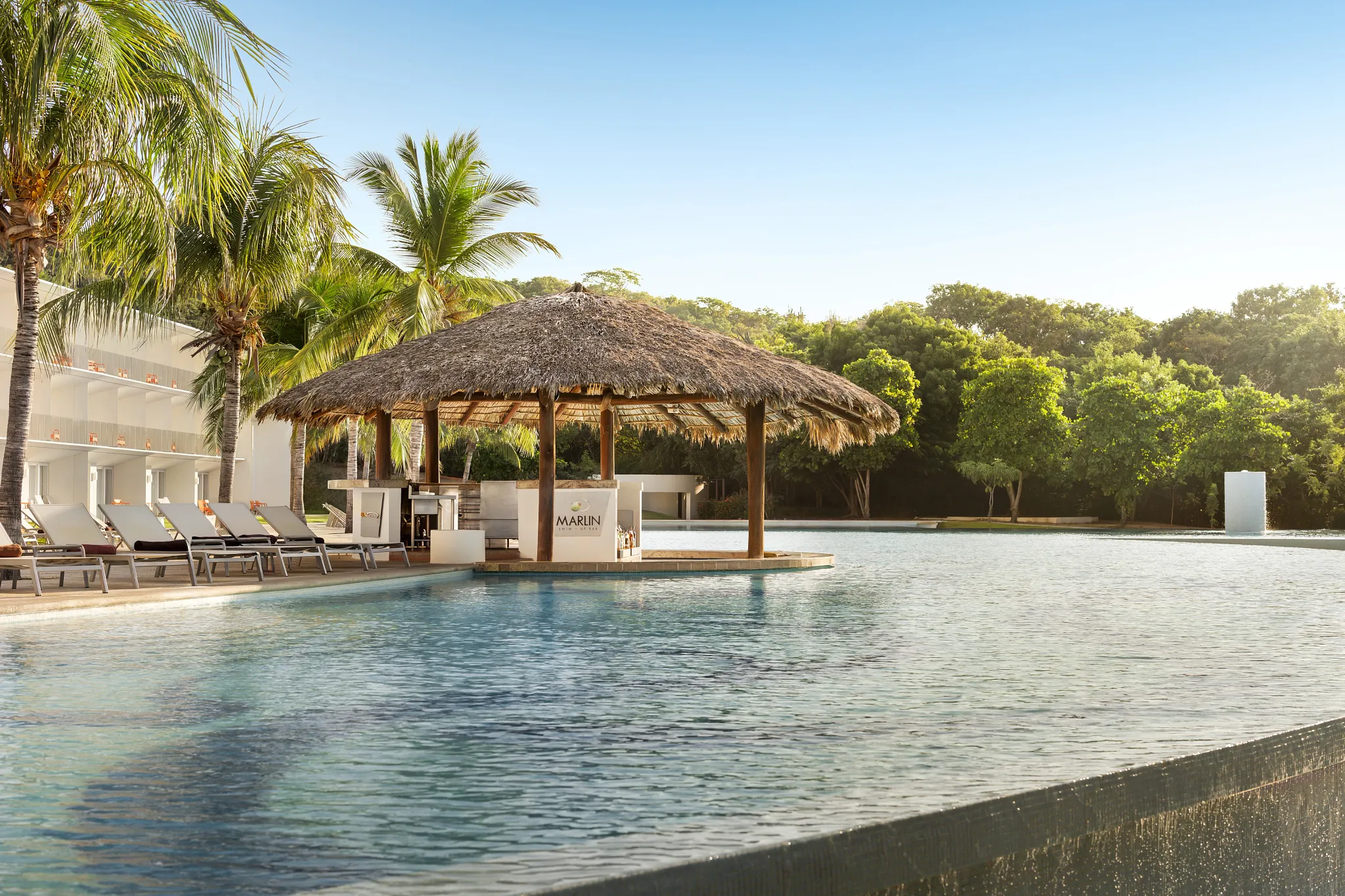 Marlin swim-up bar at Secrets Huatulco for cocktails and drinks without leaving the pool