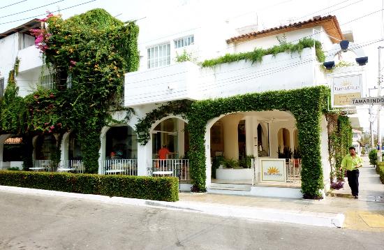 Mision de los Arcos Huatulco boutique hotel with colonial architecture, courtyard pool, and central La Crucecita location near Huatulco beaches.