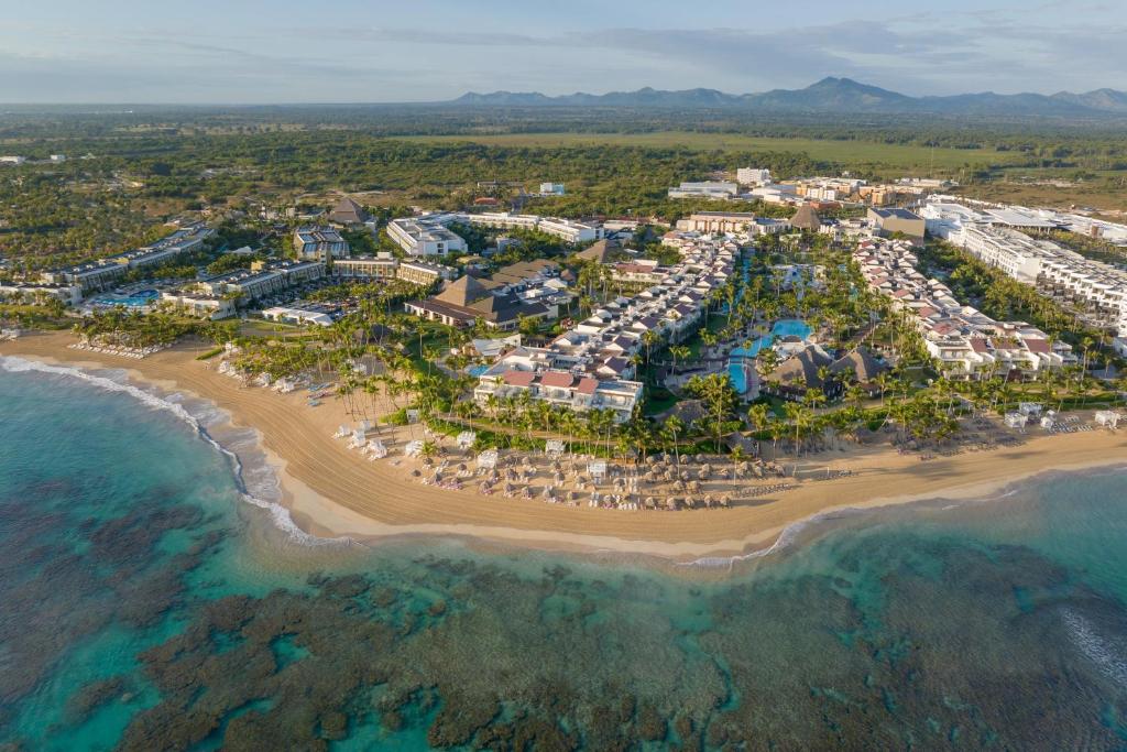 Breathless Punta Cana Resort & Spa adults-only all-inclusive with vibrant pool parties, social atmosphere, and high-energy nightlife in Punta Cana.