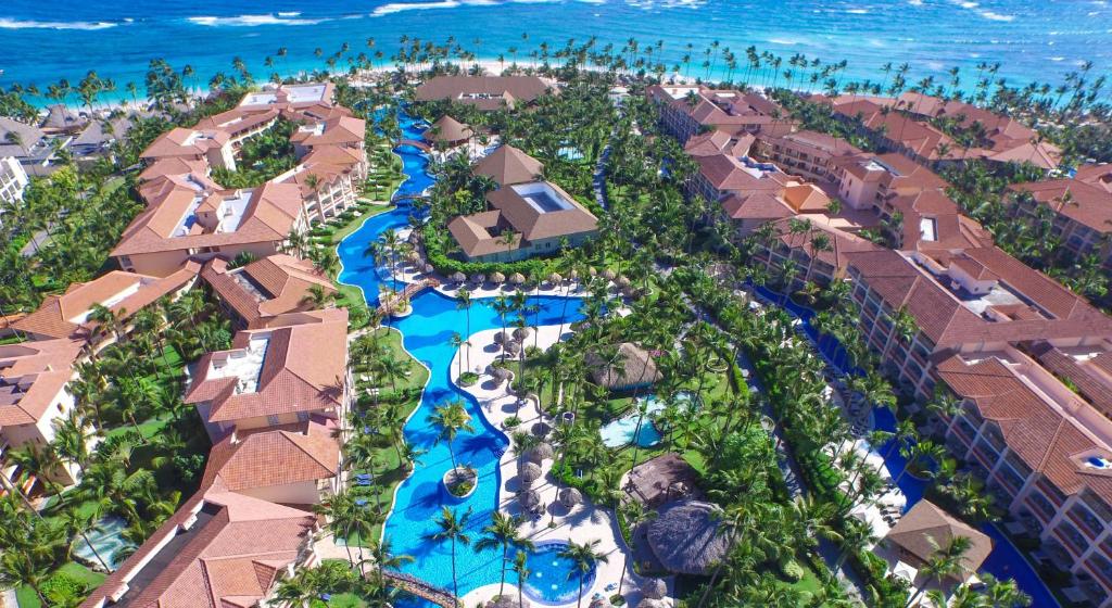 Majestic Colonial Punta Cana all-inclusive resort with colonial architecture, expansive pools, and family-friendly amenities on Bavaro Beach.