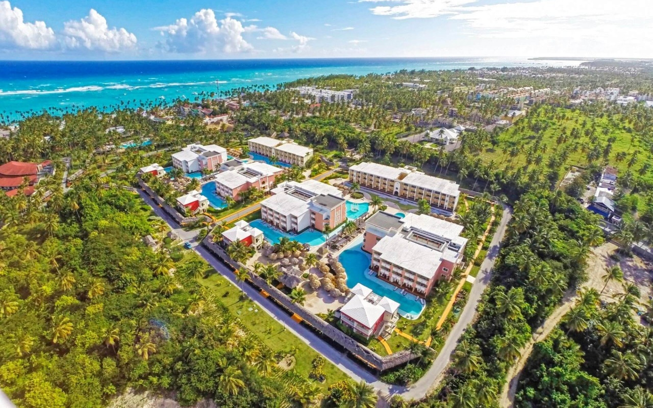 TRS Turquesa Hotel adults-only all-inclusive resort in Punta Cana with infinity pools, beachfront luxury suites, and premium amenities.