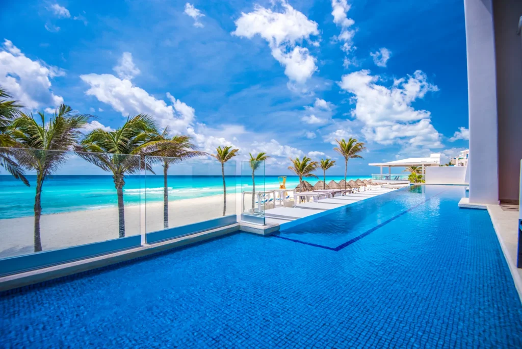Infinity swim-up pool with beachfront ocean views at Sunscape Cancun Resort & Spa.
