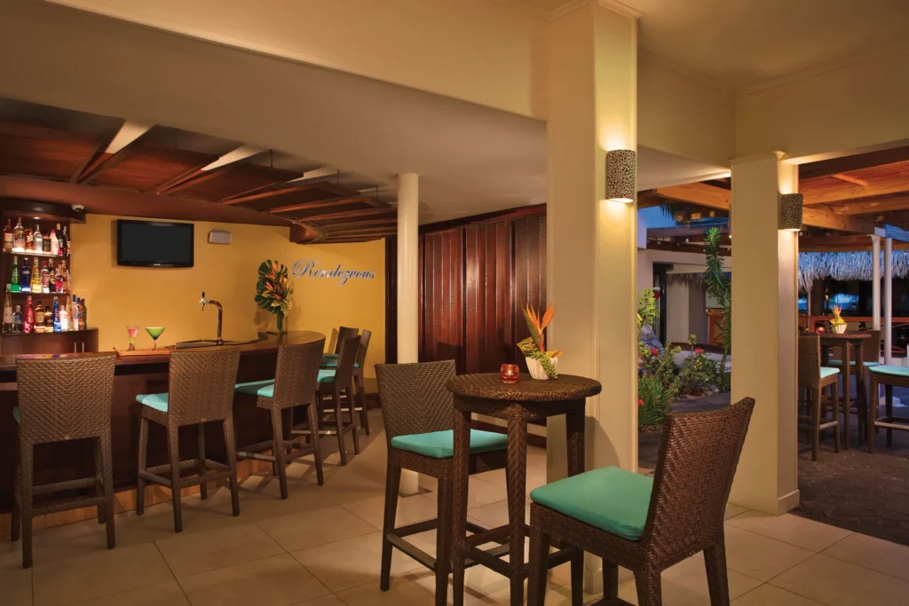 Rendezvous lobby bar at Sunscape Curaçao Resort featuring a cozy lounge bar with wicker seating and tropical cocktails.