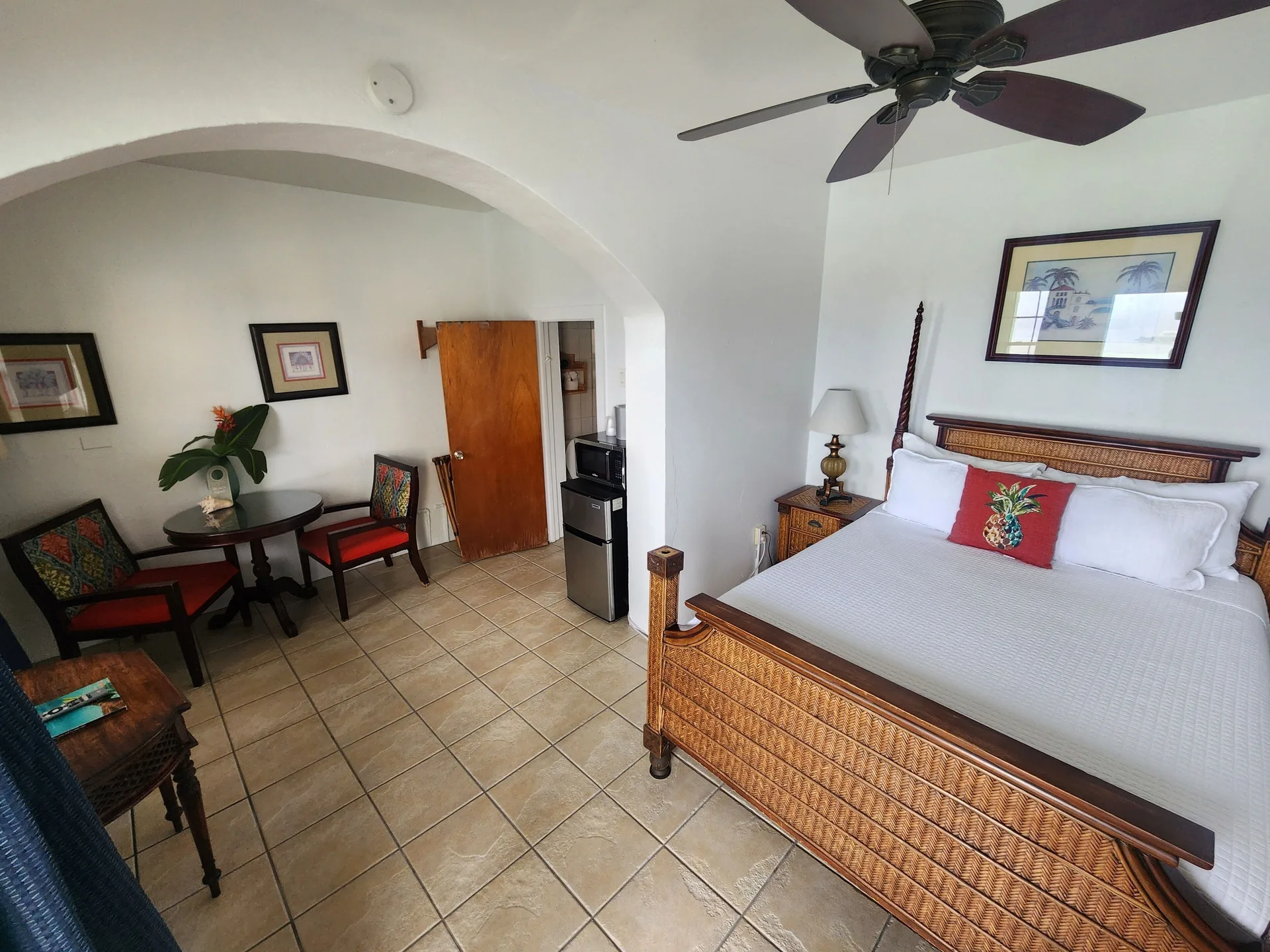 Standard Room with a wicker bed and sitting area at Mafolie Hotel.