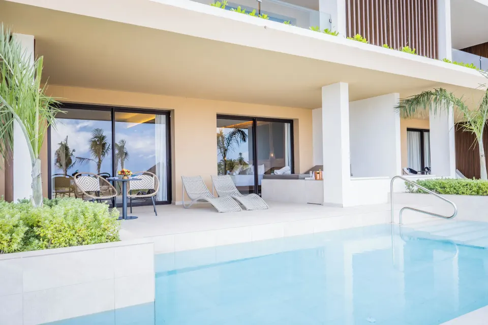 Mirage Club Swim-Up Suite terrace with swim-up pool at Majestic Mirage Costa Mujeres.