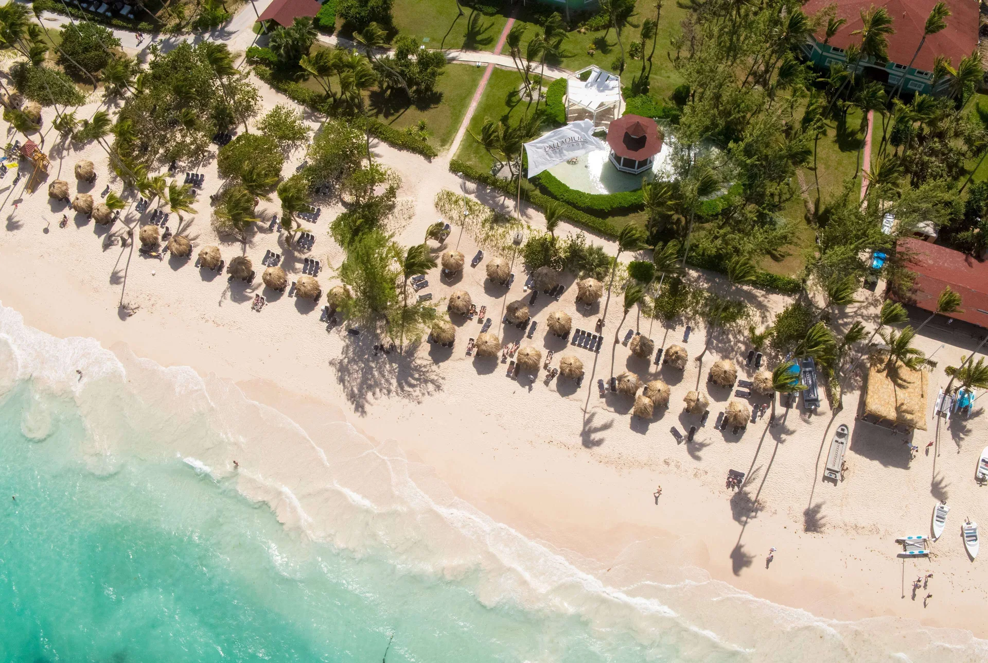 Grand Palladium Select Bávaro all-inclusive beachfront resort with family amenities and tropical pools