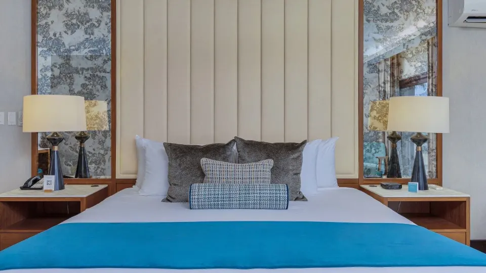 Deluxe One Bedroom Suite Official 2