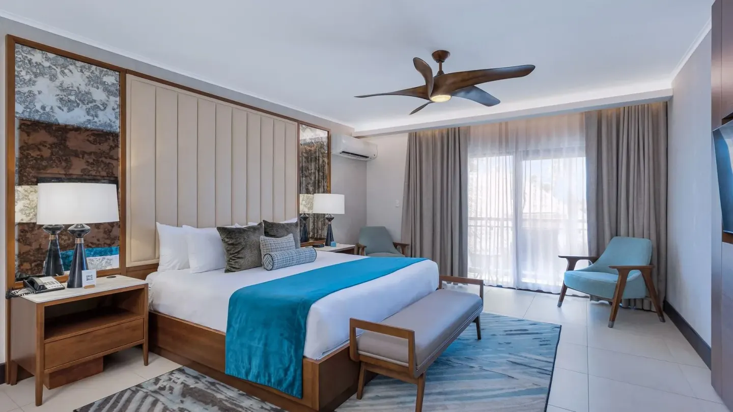 Deluxe One Bedroom Suite Official 3