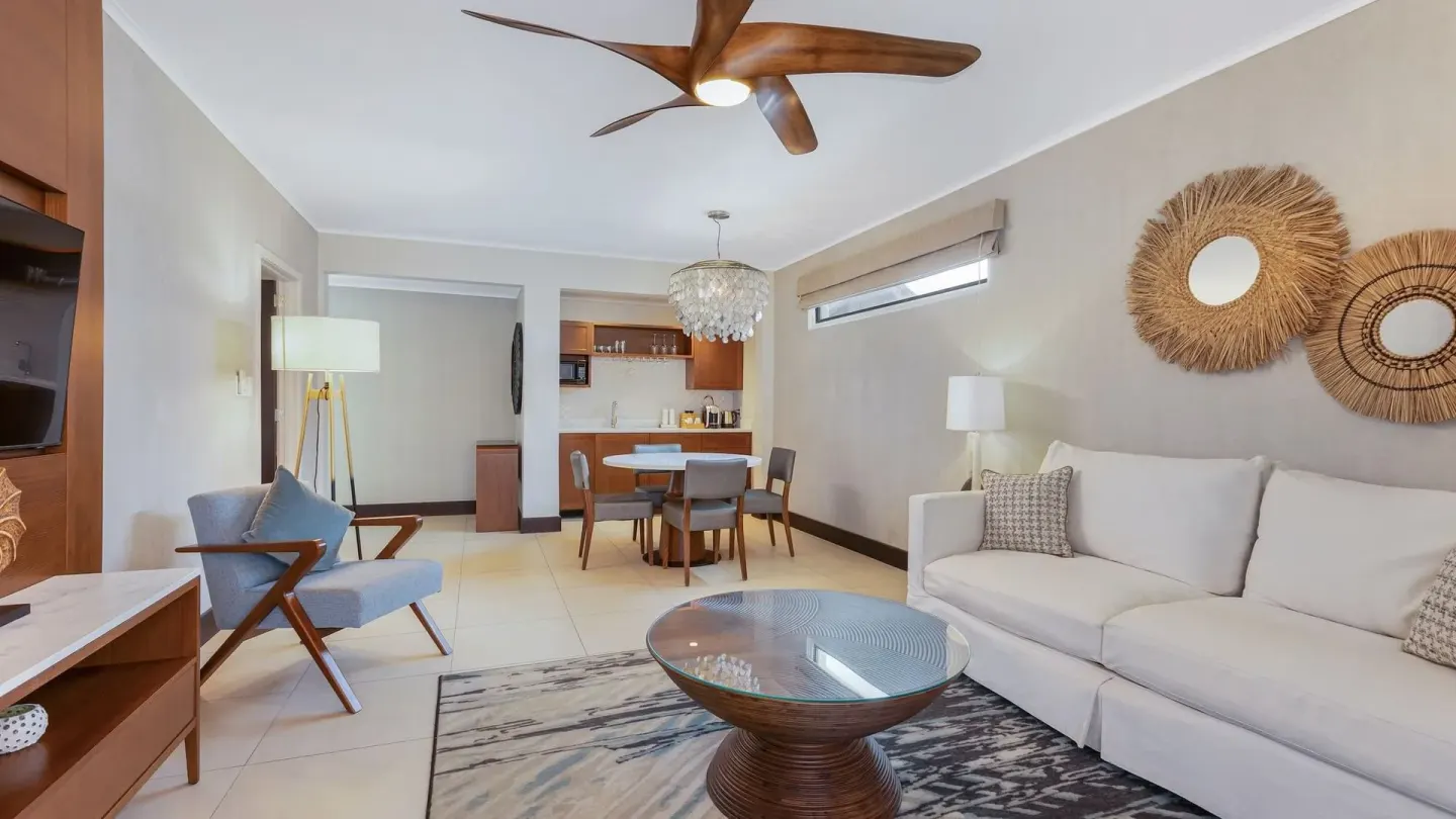 Deluxe One Bedroom Suite Official 4