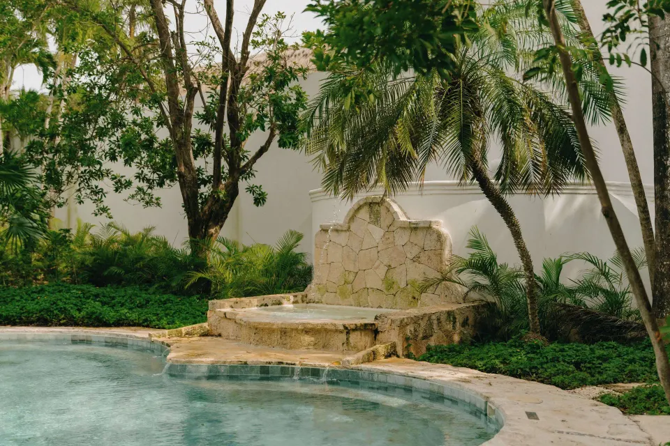 Garden plunge pool with stone seating near a Junior Suite at Maroma, Riviera Maya.