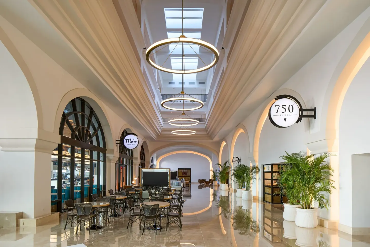 Arcade dining area with 750 Pizzería and Mo's signage at Marriott Cancun.