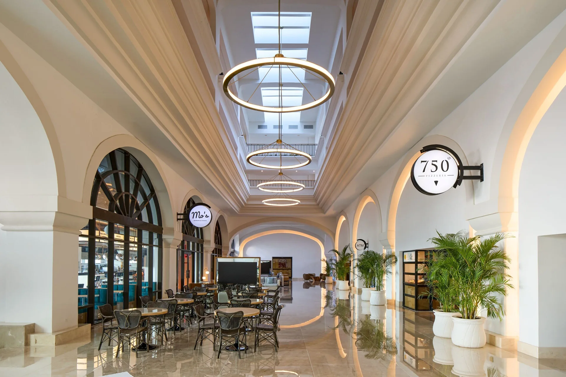 Arcade dining area with 750 Pizzería and Mo's signage at Marriott Cancun.
