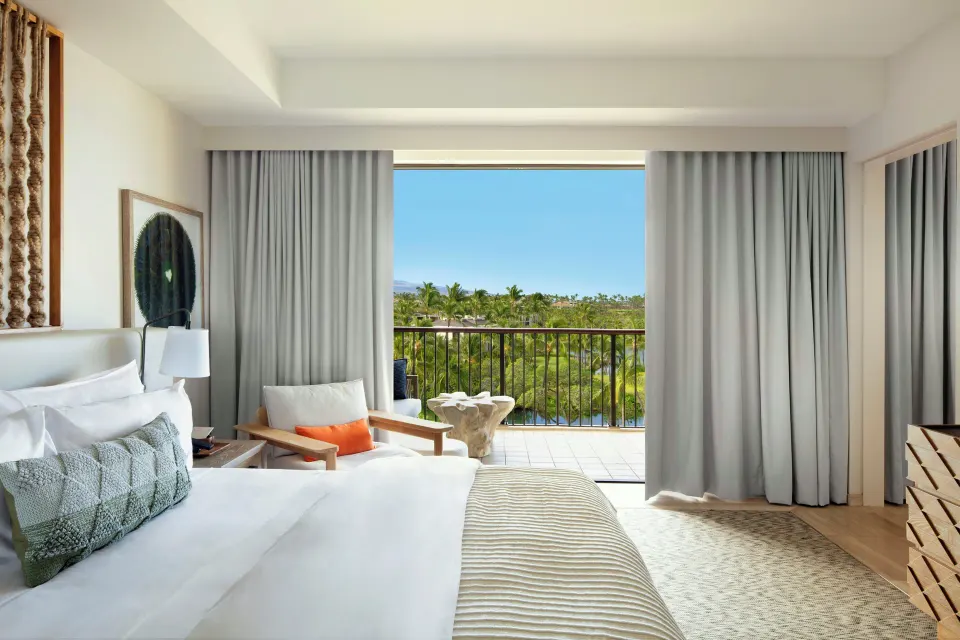 Studio Suite Ocean View bedroom with balcony and greenery at Mauna Lani.