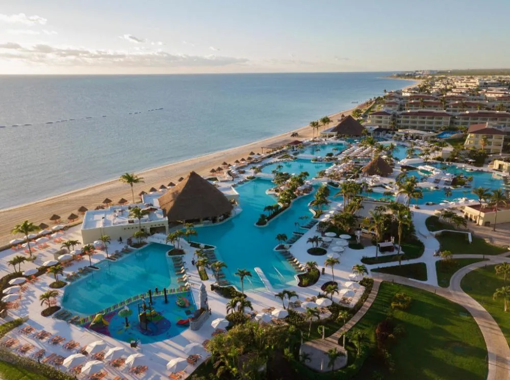 Superior Deluxe Suite Ocean View at Moon Palace Nizuc with family-friendly layout and Caribbean ocean view ambiance in Cancun.