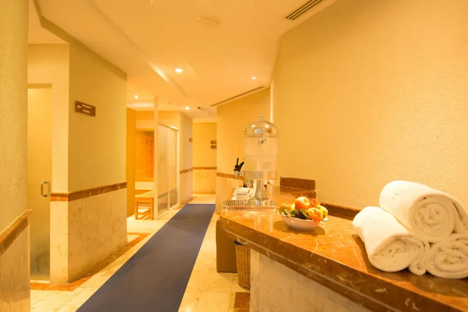 Spa corridor with towels, fruit and infused water at Occidental Costa Cancún.
