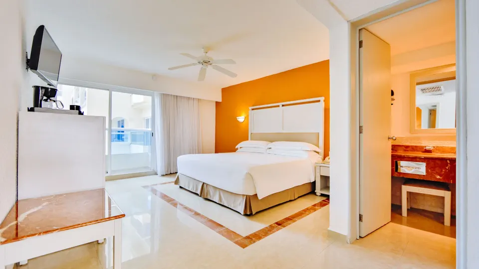 2x2 interconnecting room with king bed and bathroom at Occidental Costa Cancún.