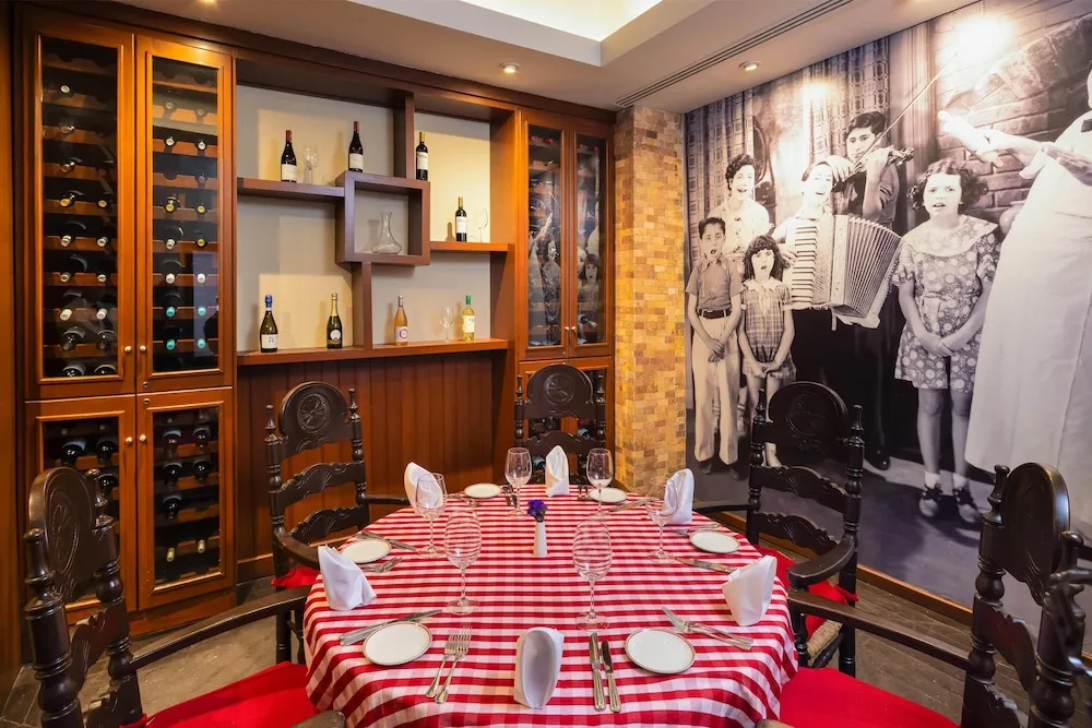 Italian-style dining nook with wine cabinets at Occidental Tucancún.