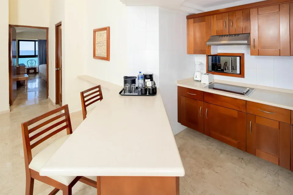 Family Room Oceanfront kitchenette and dining counter at Occidental Tucancún.