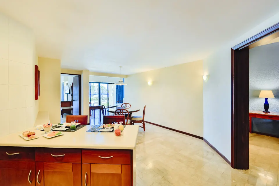 Premium Suite Oceanfront dining and kitchenette area at Occidental Tucancún.