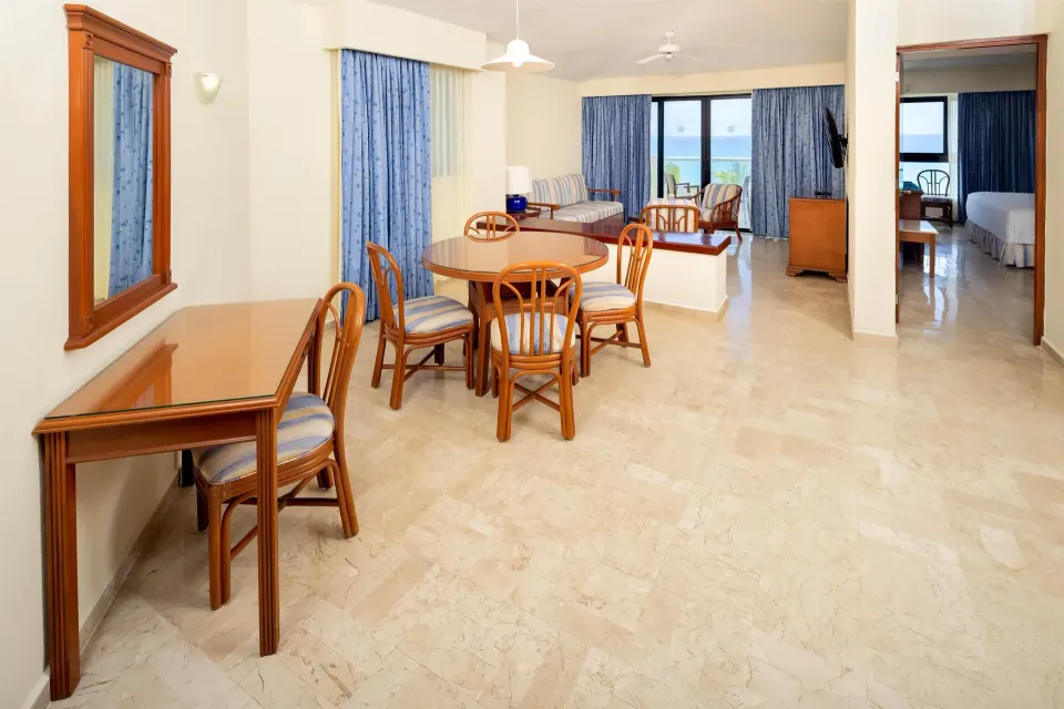 Premium Suite Oceanfront living and dining area with ocean-facing windows at Occidental Tucancún.