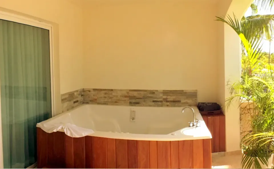 Junior Honeymoon Suite Official 3