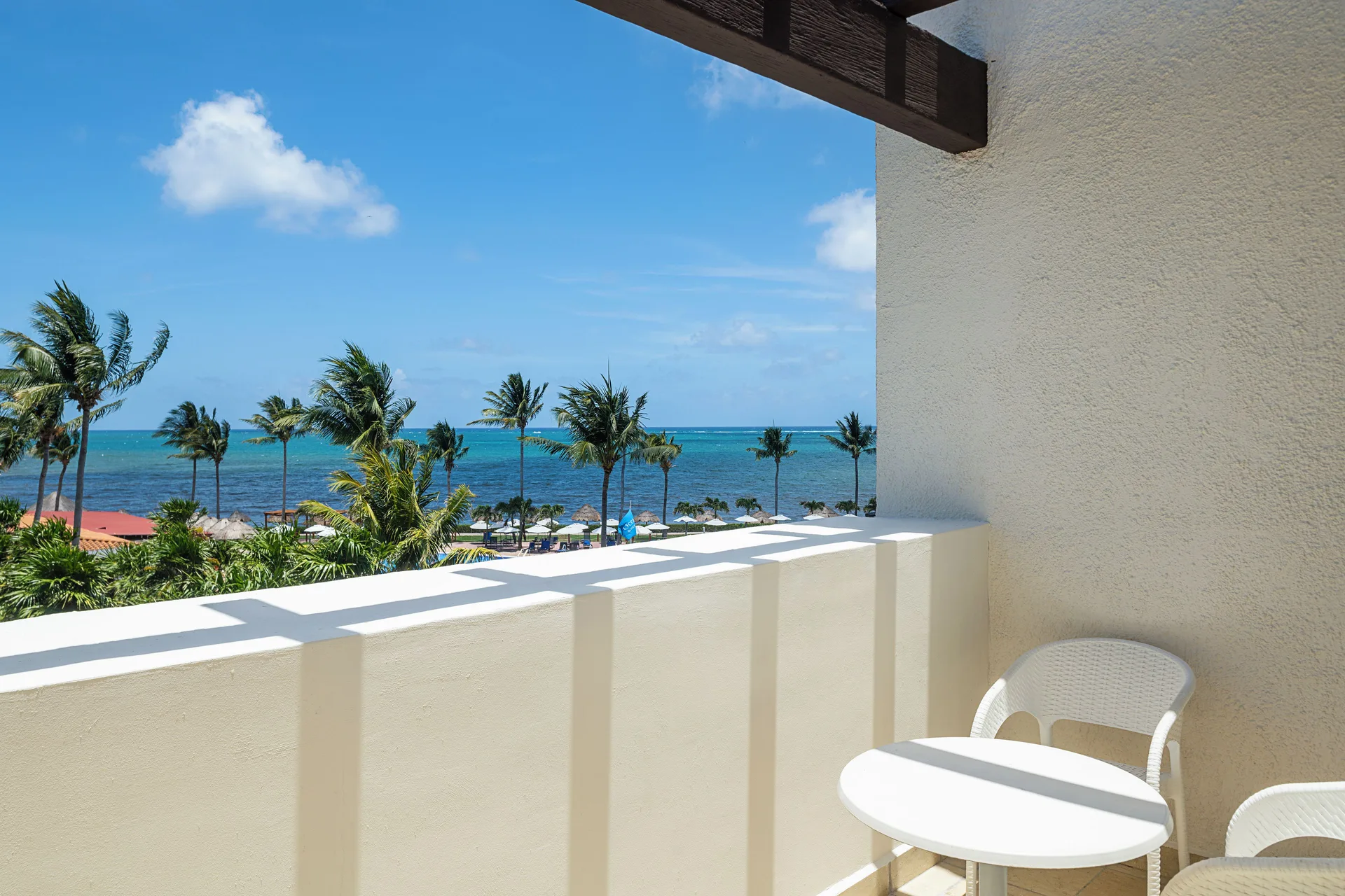 Junior Suite Ocean Coral and Turquesa balcony with sea and palm trees at Ocean Coral and Turquesa.