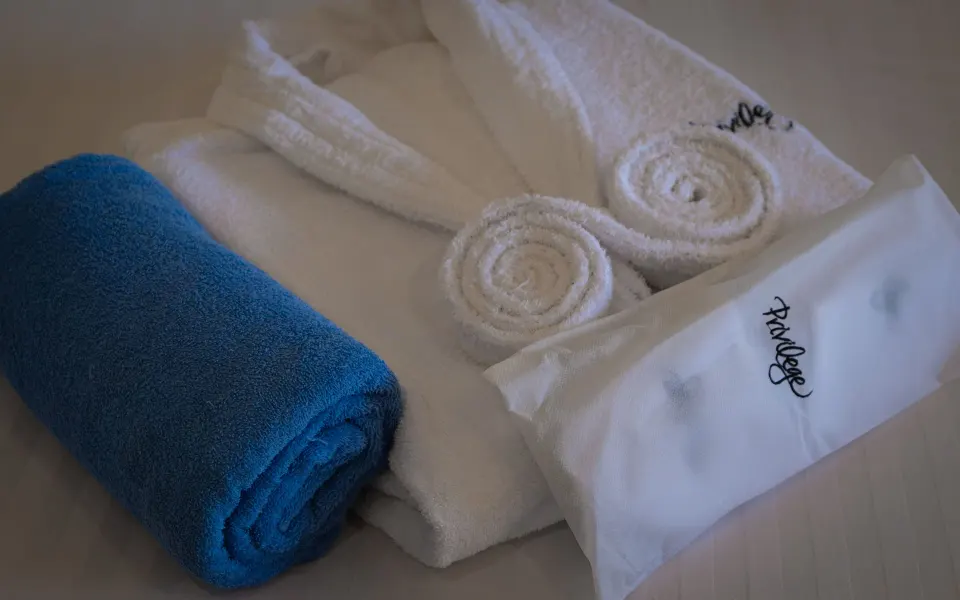 Privilege Junior Suite towels, robes, and amenity pouch at Ocean Coral and Turquesa.
