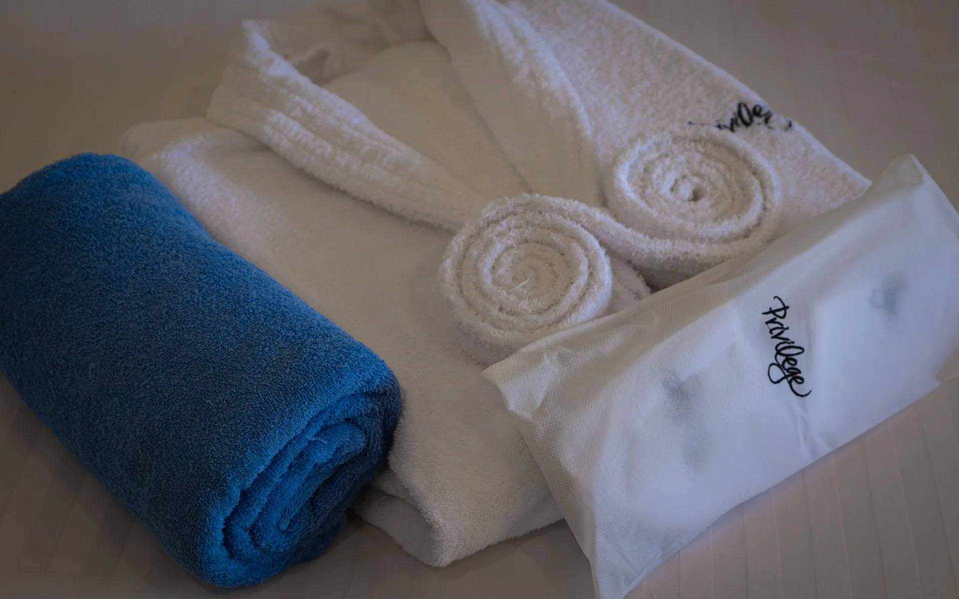 Privilege Junior Suite towels, robes, and amenity pouch at Ocean Coral and Turquesa.