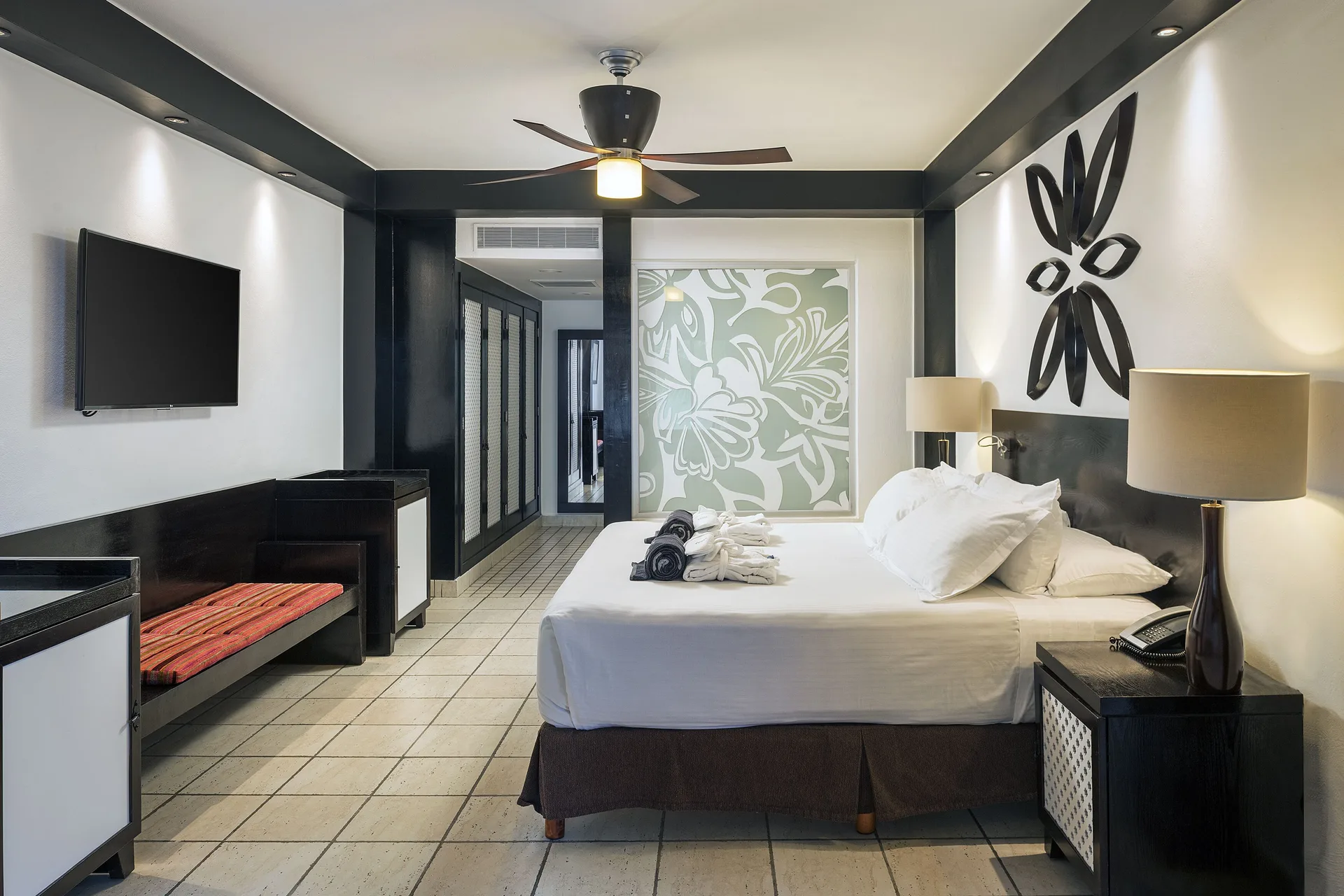 Privilege Master Suite Ocean Coral and Turquesa bedroom with bed and TV at Ocean Coral and Turquesa.