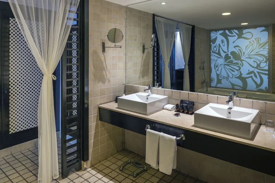 Privilege Master Suite Ocean Coral and Turquesa bathroom with double sinks at Ocean Coral and Turquesa.