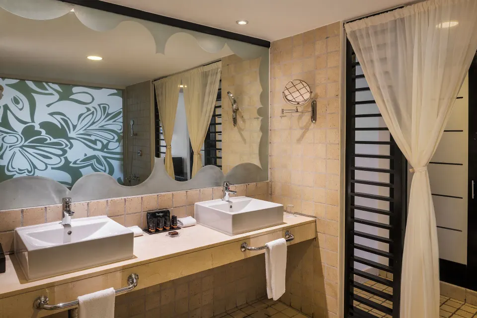 Privilege Master Suite Ocean Coral and Turquesa vanity and curtained bath area at Ocean Coral and Turquesa.