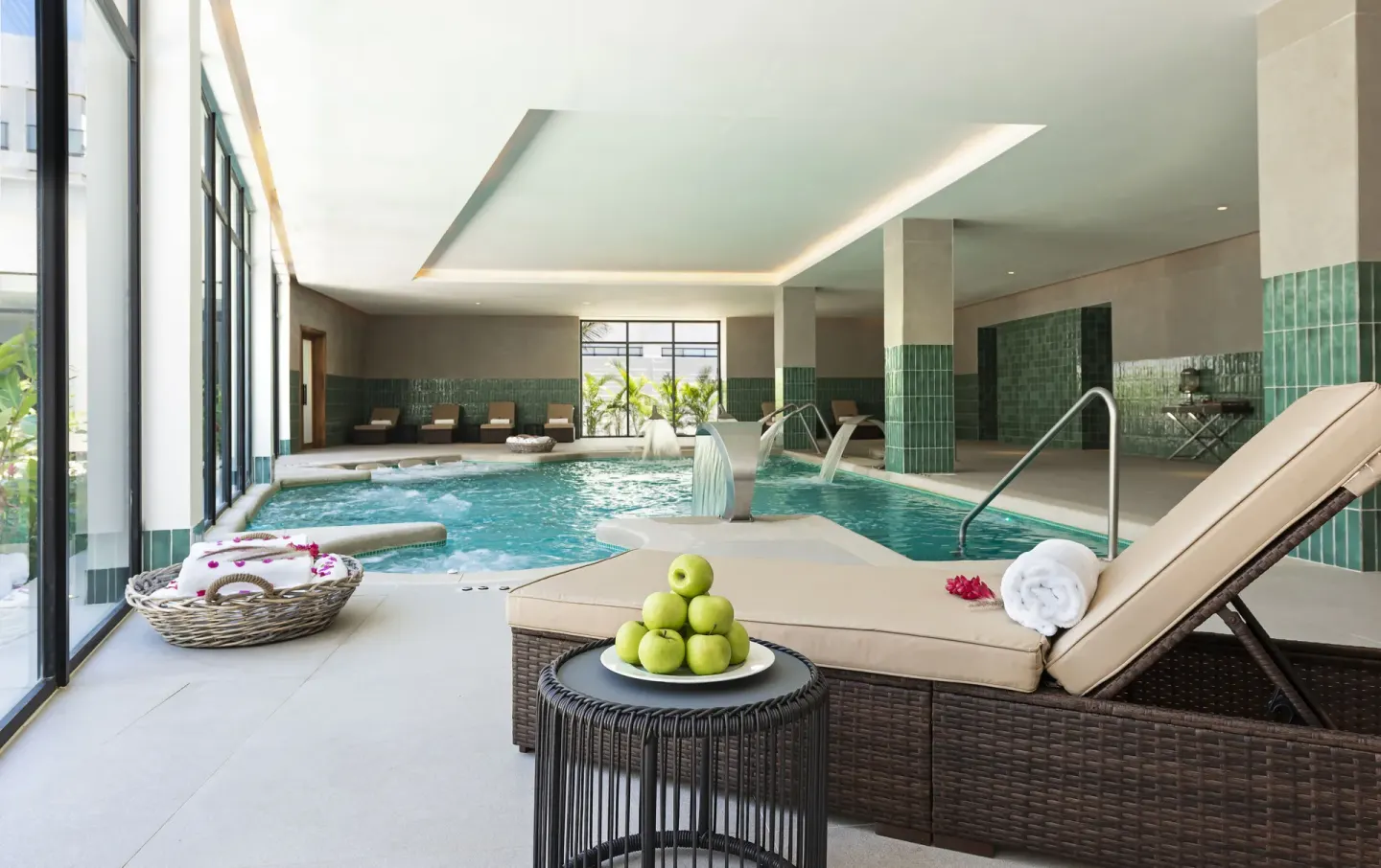 Indoor spa pool with loungers, towels and green apples at Ocean Coral Spring.