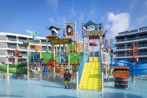 Close view of the pirate-themed water playground at Ocean Coral Spring.