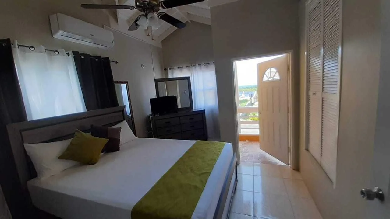 Gorgeous Hideout Jamaica private vacation stay with cozy rooms and relaxed local atmosphere