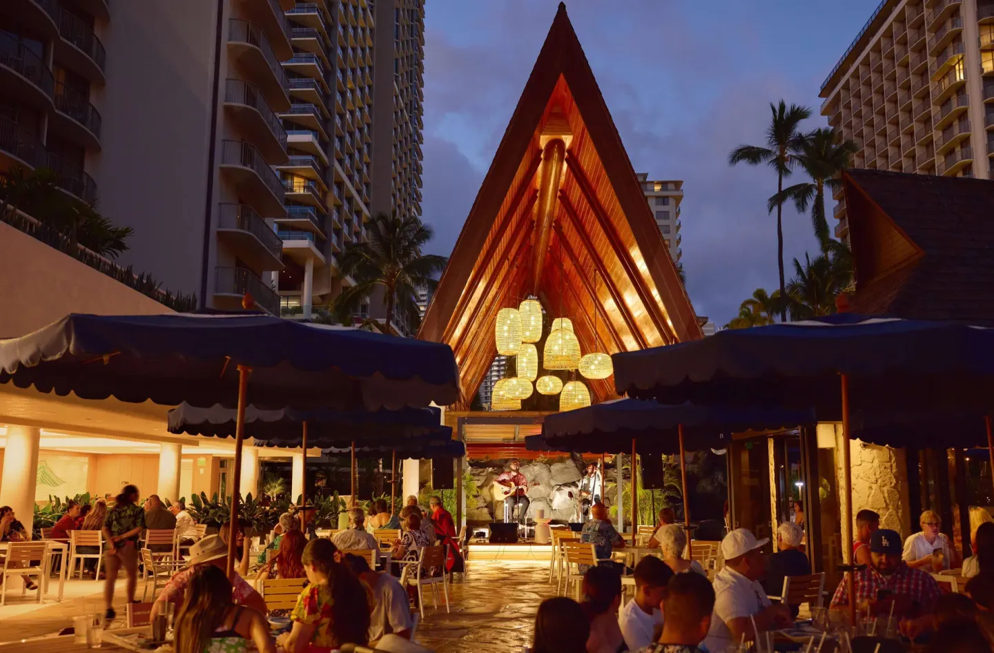 Evening courtyard dining and live music at OUTRIGGER Reef Waikiki Beach Resort.