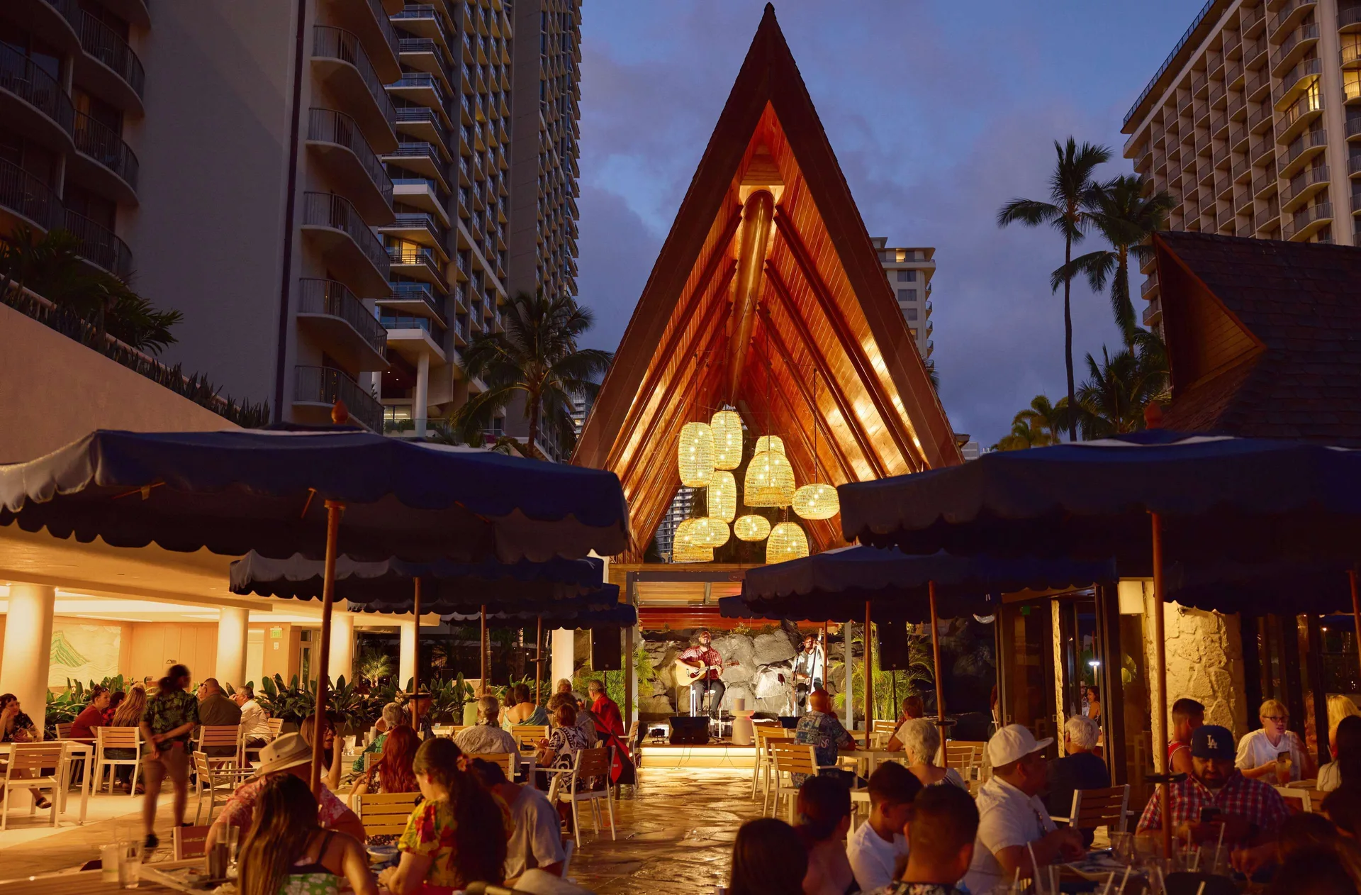 Evening courtyard dining and live music at OUTRIGGER Reef Waikiki Beach Resort.