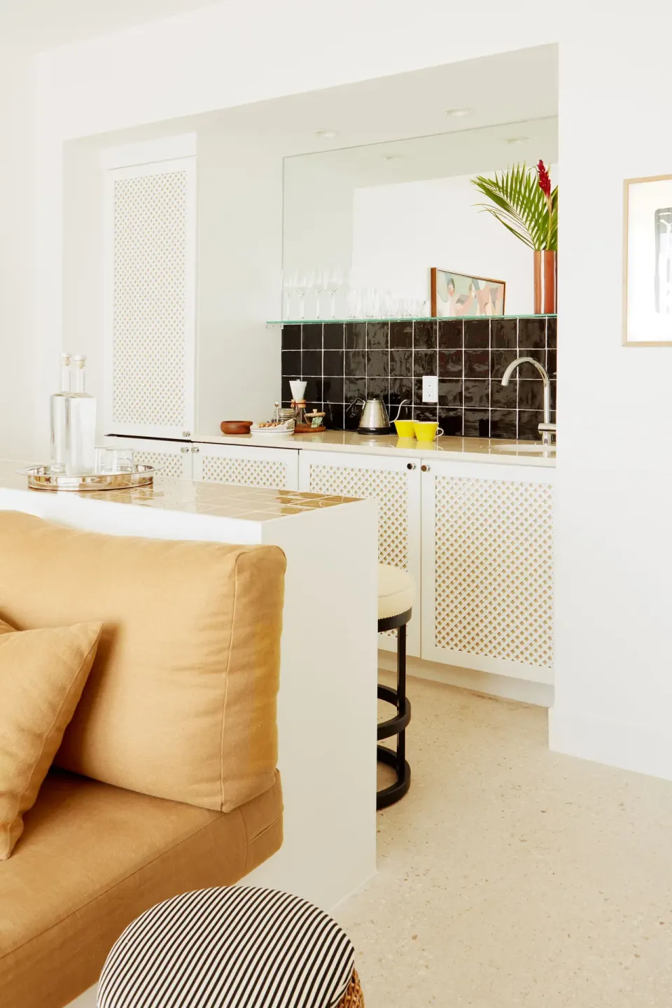 Kitchenette and counter seating in a Deluxe Suite at Palm Heights.