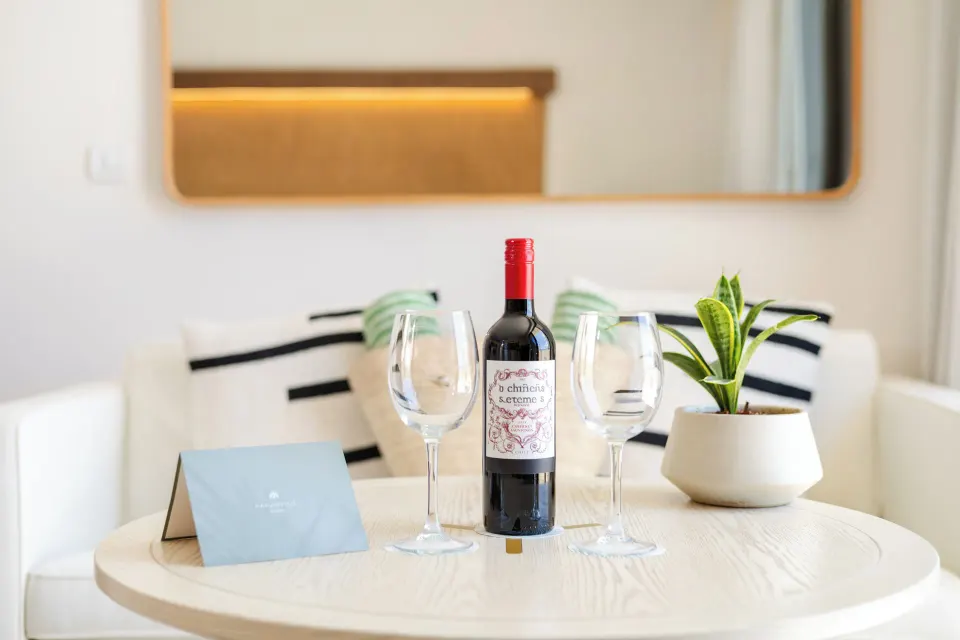 Governor Suite table with wine, glasses, plant and seating at Paradisus Cancún.