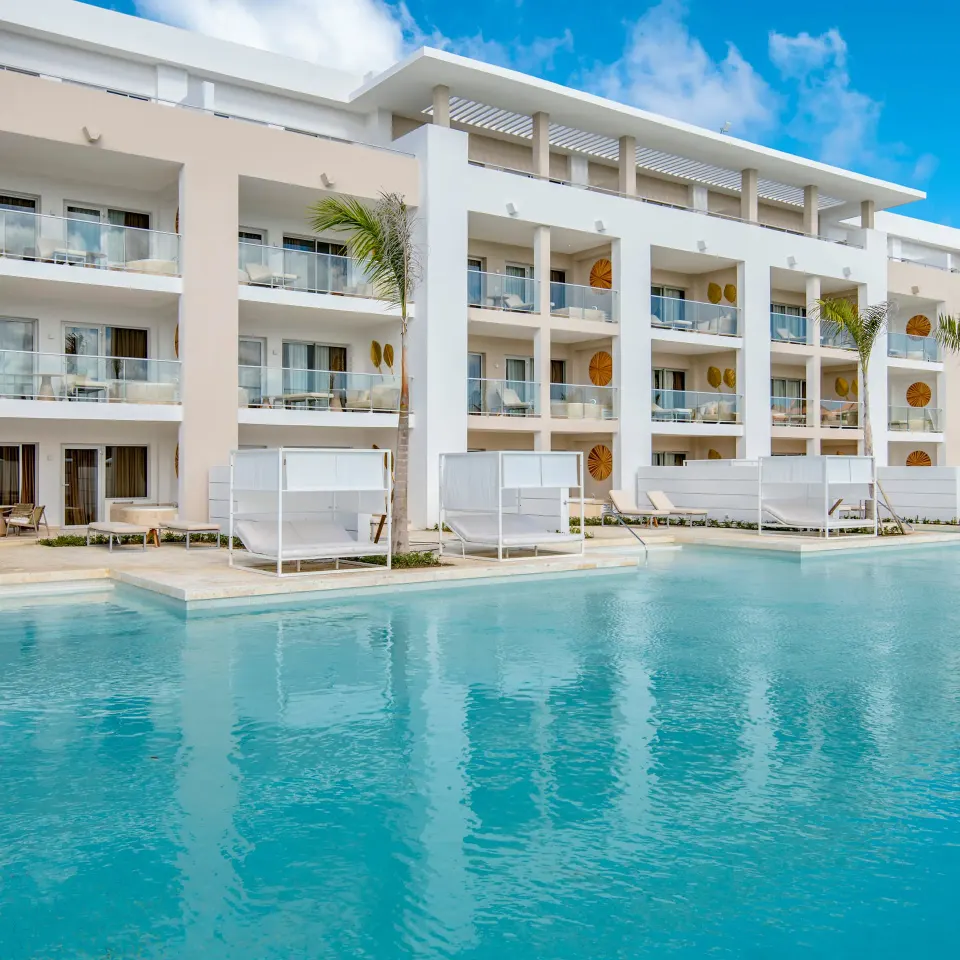 Family Concierge Master Swim Up Suite Official 2