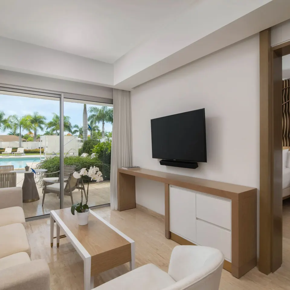 Family Concierge Two Bedroom Master Swim Up Suite Official 3