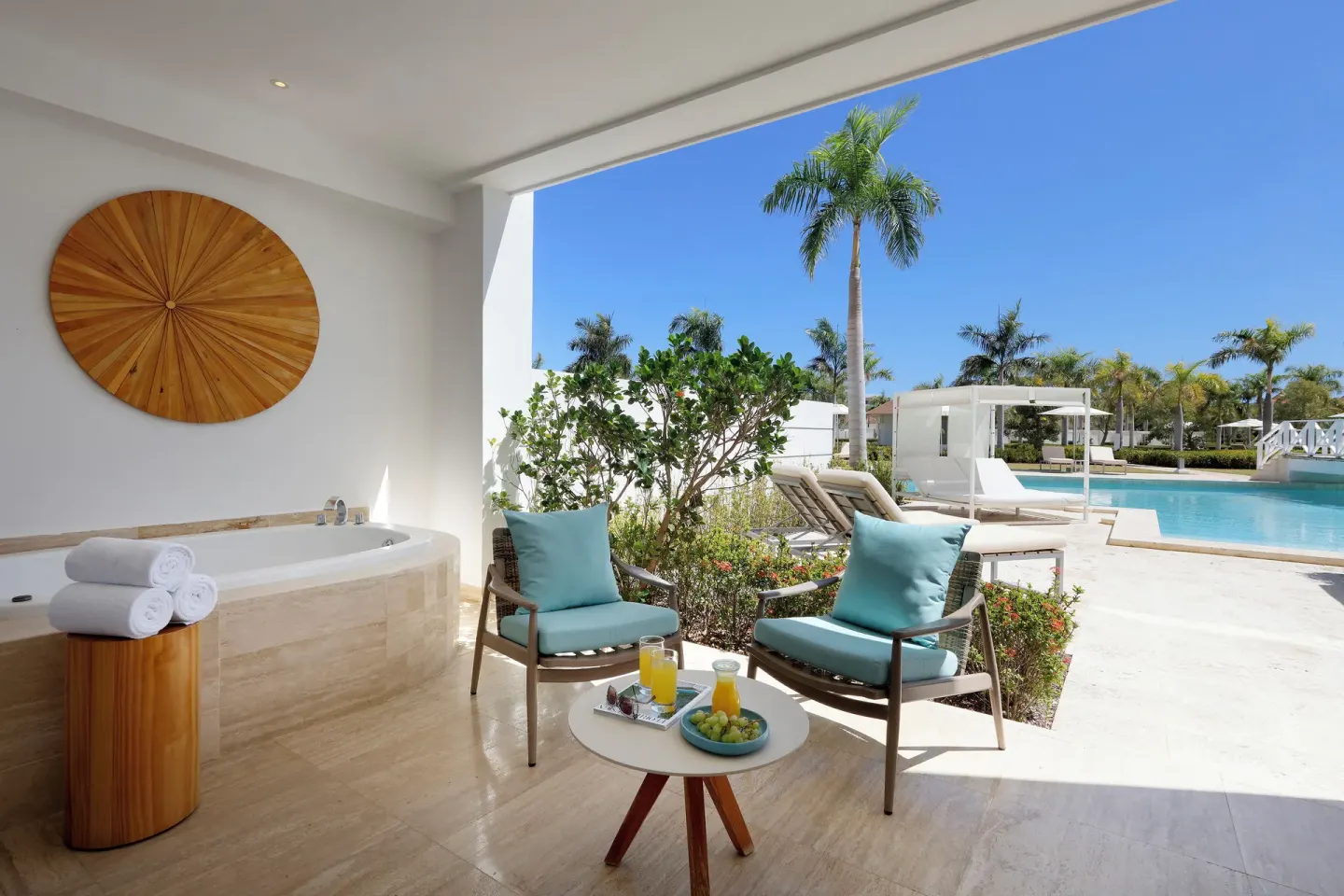 Swim-up suite terrace with bathtub and poolside seating at Paradisus Grand Cana.
