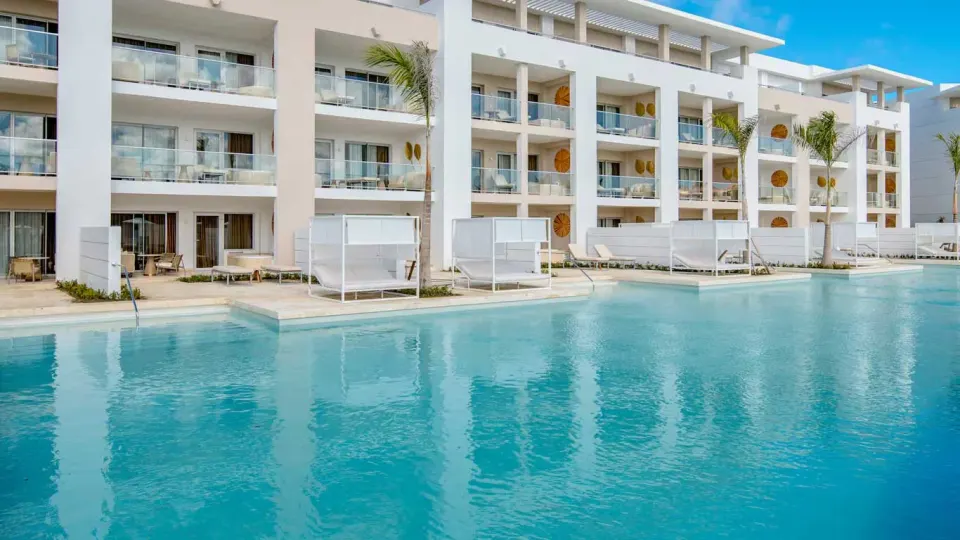 Swim Up Suite Official 1